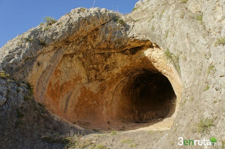 Rocas y Cueva dels Canalons