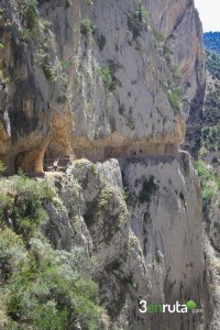 Camino excavado en la roca