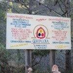 Cartel que indica el inicio de la zona de la Comunidad budista