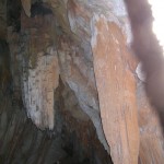 Grandes estalactitas de la Cueva de Bolumini