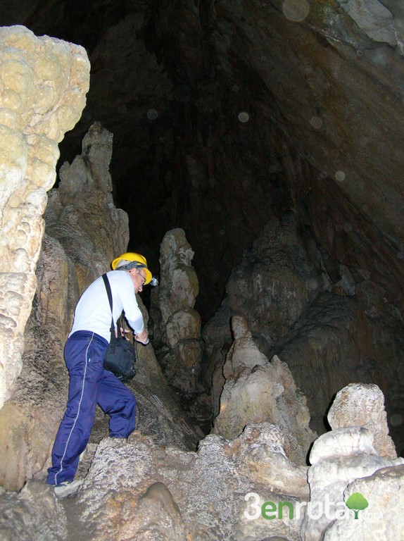 Subida a la segunda galería de la Cueva de Bolumini