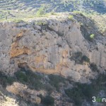 Vista de la pared de roca en la que se encuentra la "Cova de la Dona"