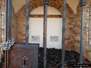 Interior de la Ermita del Garbí repleto de piñas