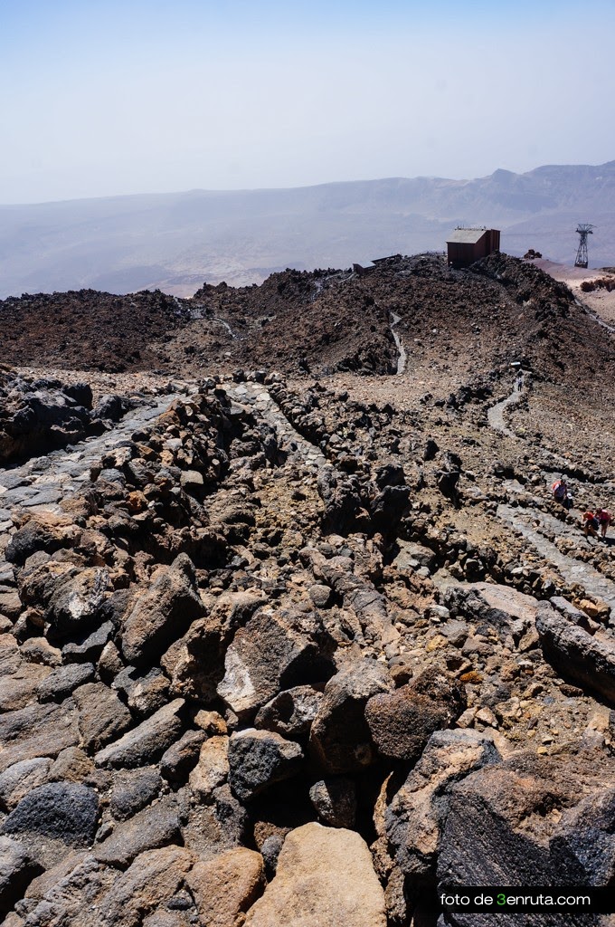 Vista del camino y la casita de los vigilantes y punto de acceso al pico del Teide