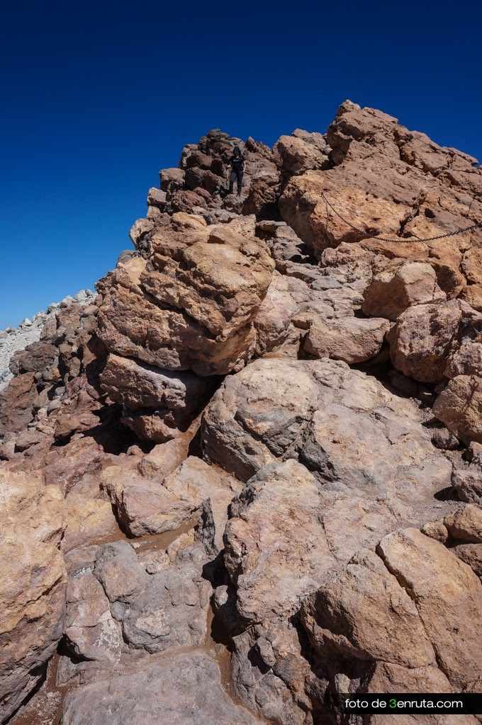 Bordeando el crater del Teide. La pendiente es muy importante - 3enruta.com