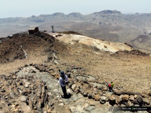 Bajando por el sendero nº 10 – Telesforo Bravo desde el pico del Teide