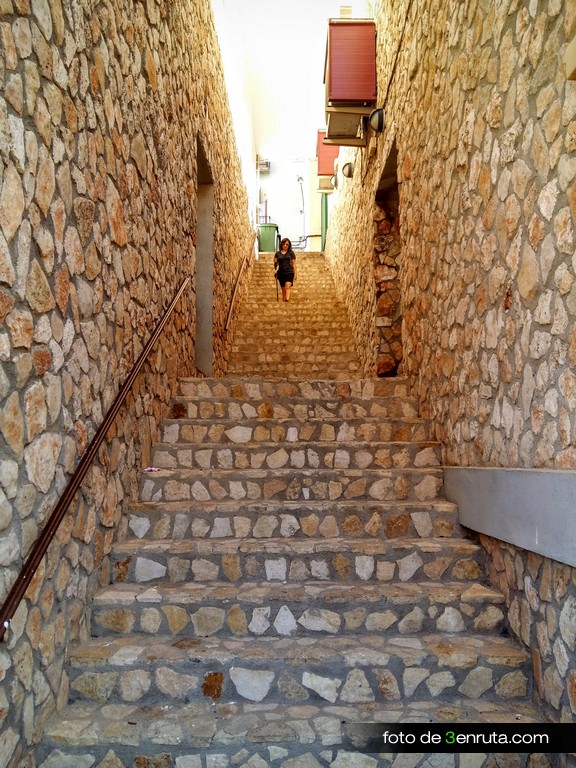 Escaleras de bajada desde el pueblo al barranco