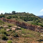 La senda de la Talaya crestea la loma junto a los muros de piedra
