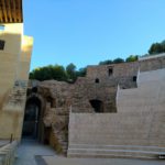 Bajo el horrible marmol yace el antiguo teatro Romano de Sagunto