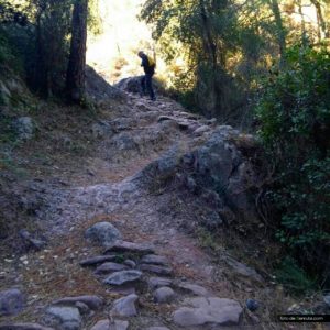 Sendero de herradura hacia el Castillo de Ahín