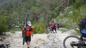 Tras el Refugi de la Font Ferrera toca portear en algún pequeño tramo