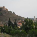 Vista de la población y el castillo desde el inicio del sendero