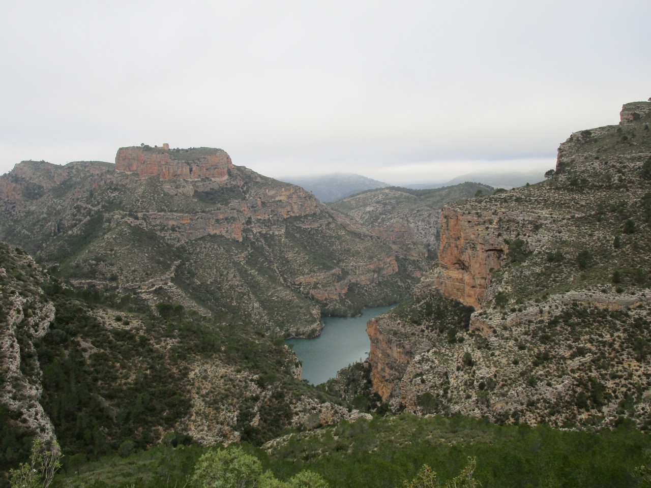 Vista del embalse y el castillo de Chirel