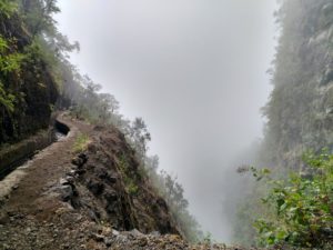 Sendero al borde del acantilado junto al canal