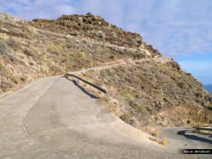 Carretera de bajada al poris de Candelaria. En la foto parece más ancha de lo que es.