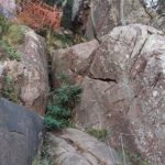 Grapas a modo de "mini-ferrata" para superar un bloque de roca