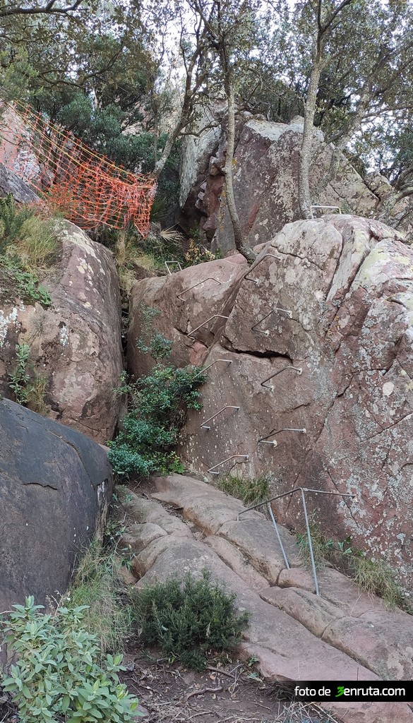 Grapas a modo de "mini-ferrata" para superar un bloque de roca