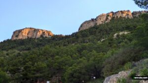 Vista de las Peñas de Dios desde la subida por carretera