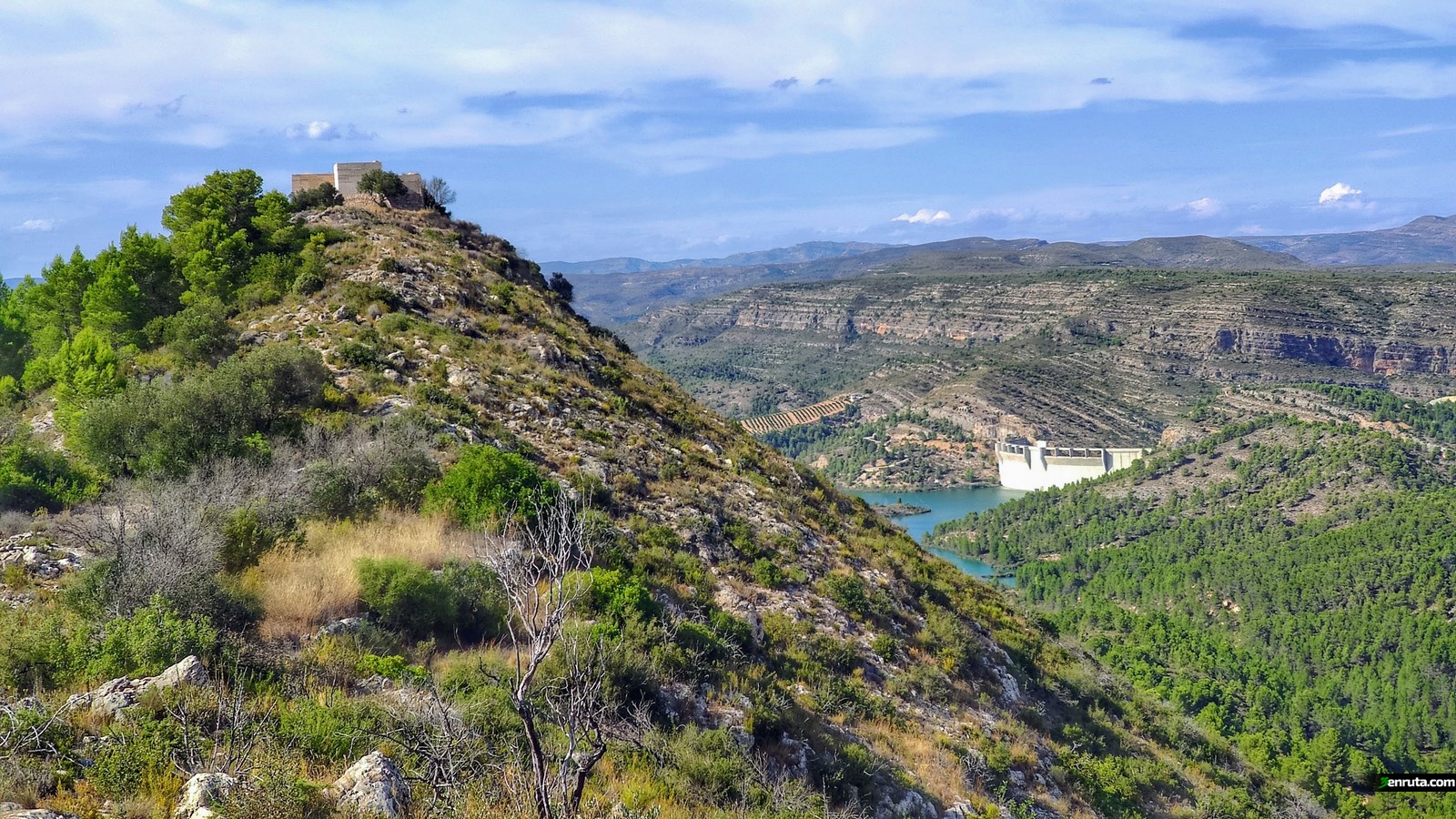Vista del Castillo de Navarrés y el embalse de Escalona desde la senda