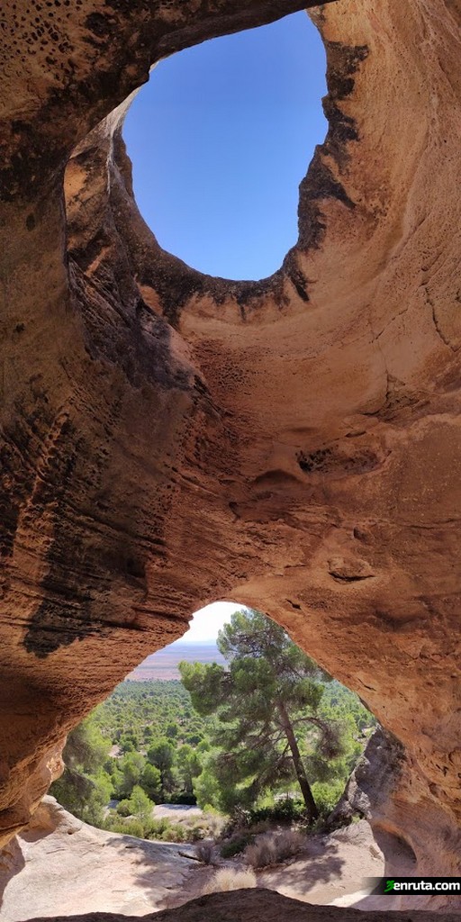 Vista de la Cueva de la Horadada y la ventana superior