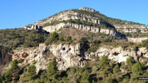 Tenemos frene a nosotros las Cuevas de la Garita y el Castillo de Chera bajo la loma de la Corcera