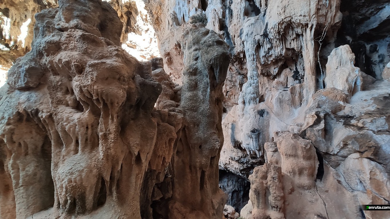 Todavía quedan formaciones espectaculares en el interior de la cueva