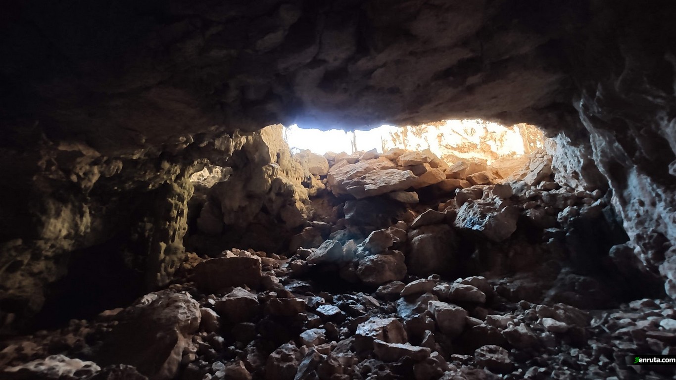 Entrada a la cueva desde el interior