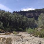 Camino por el cauce el Rio Grande