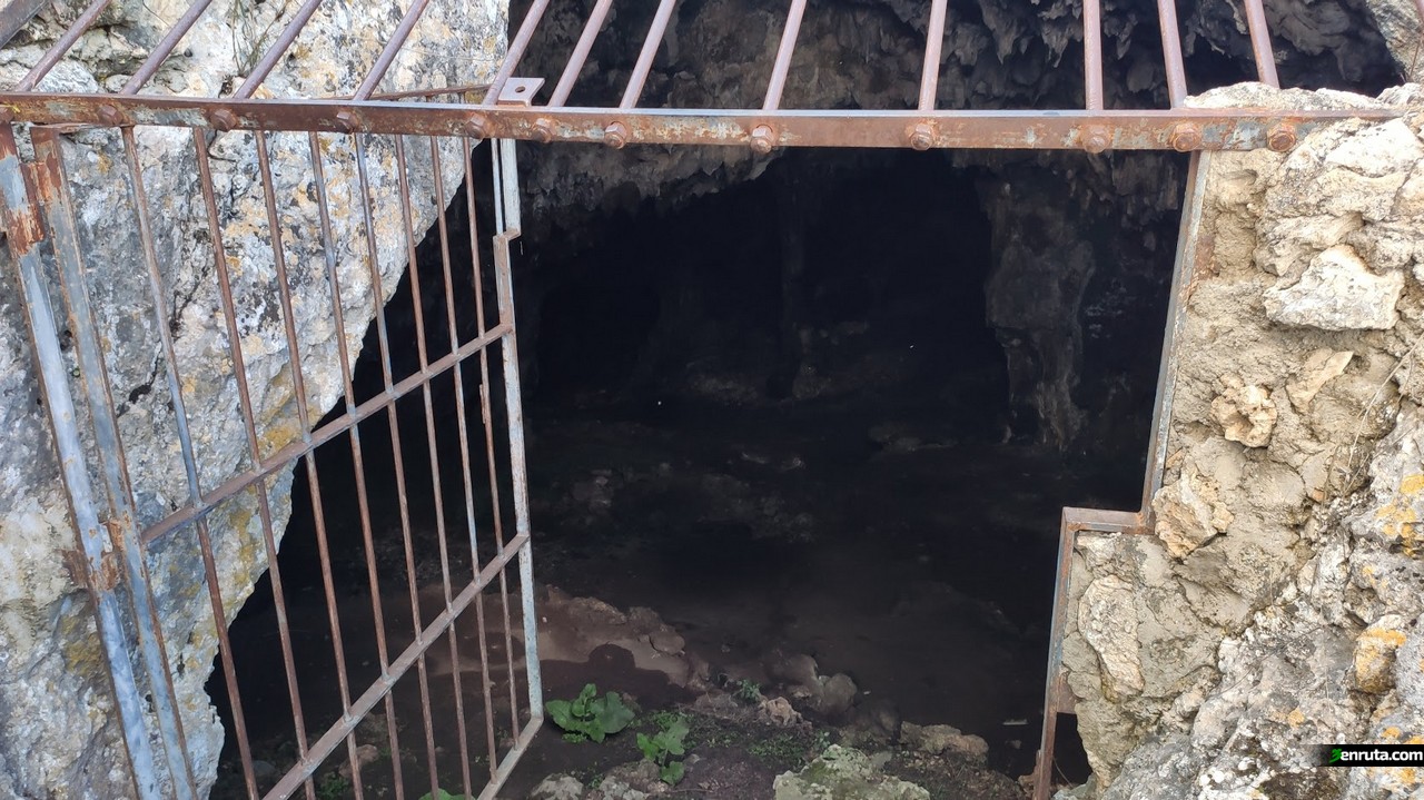 Puerta de entrada a la Cueva del Murciélago